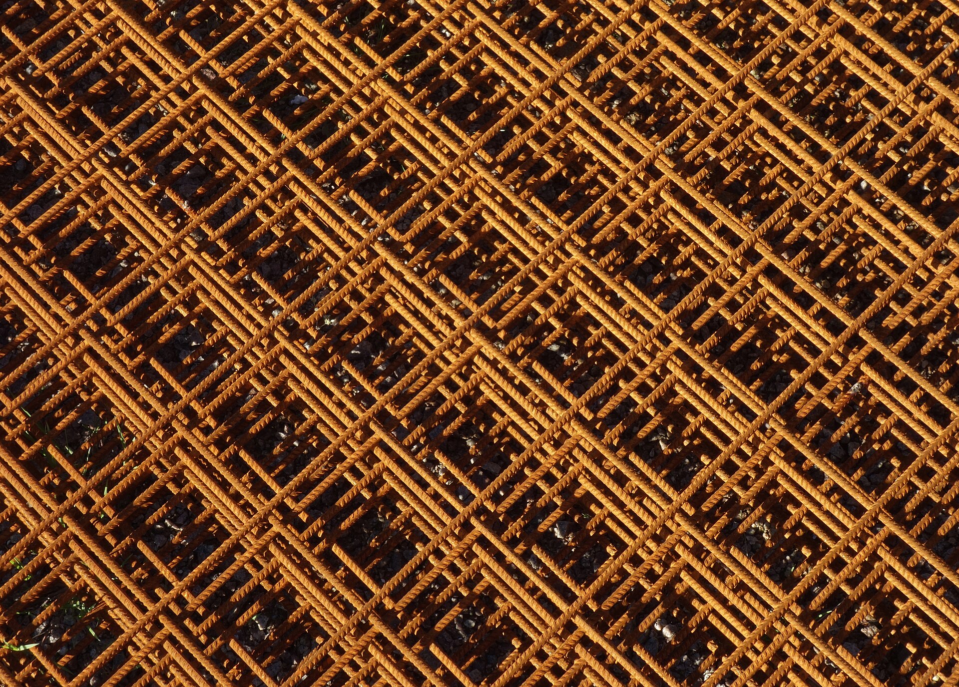 Betonarme bir döşemede yerleştirilmiş çelik donatı (rebar) ağı