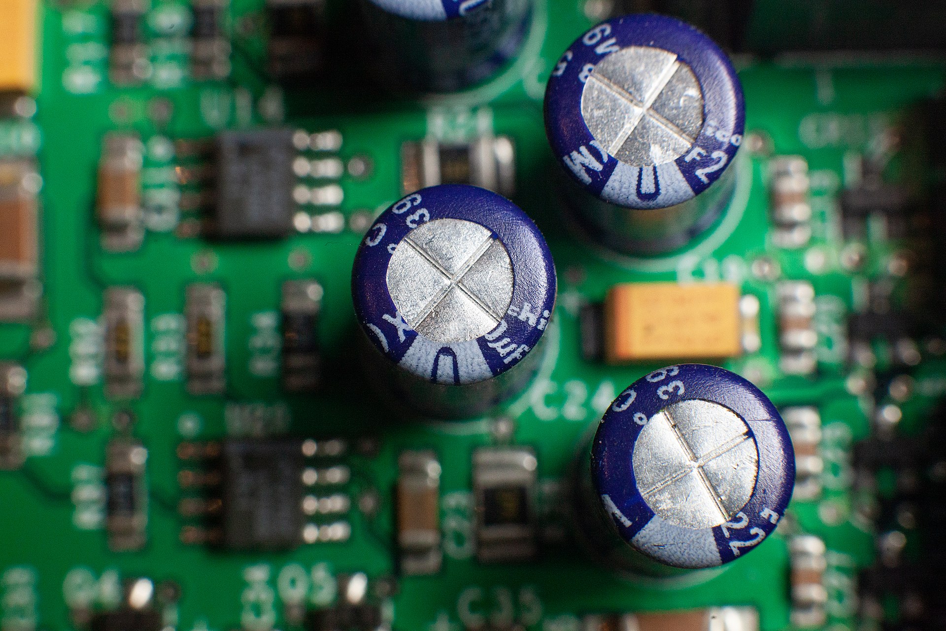 Elektronik devrede kapasitör bileşenleri